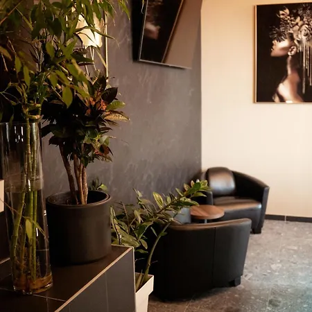 Olivia Hotel *